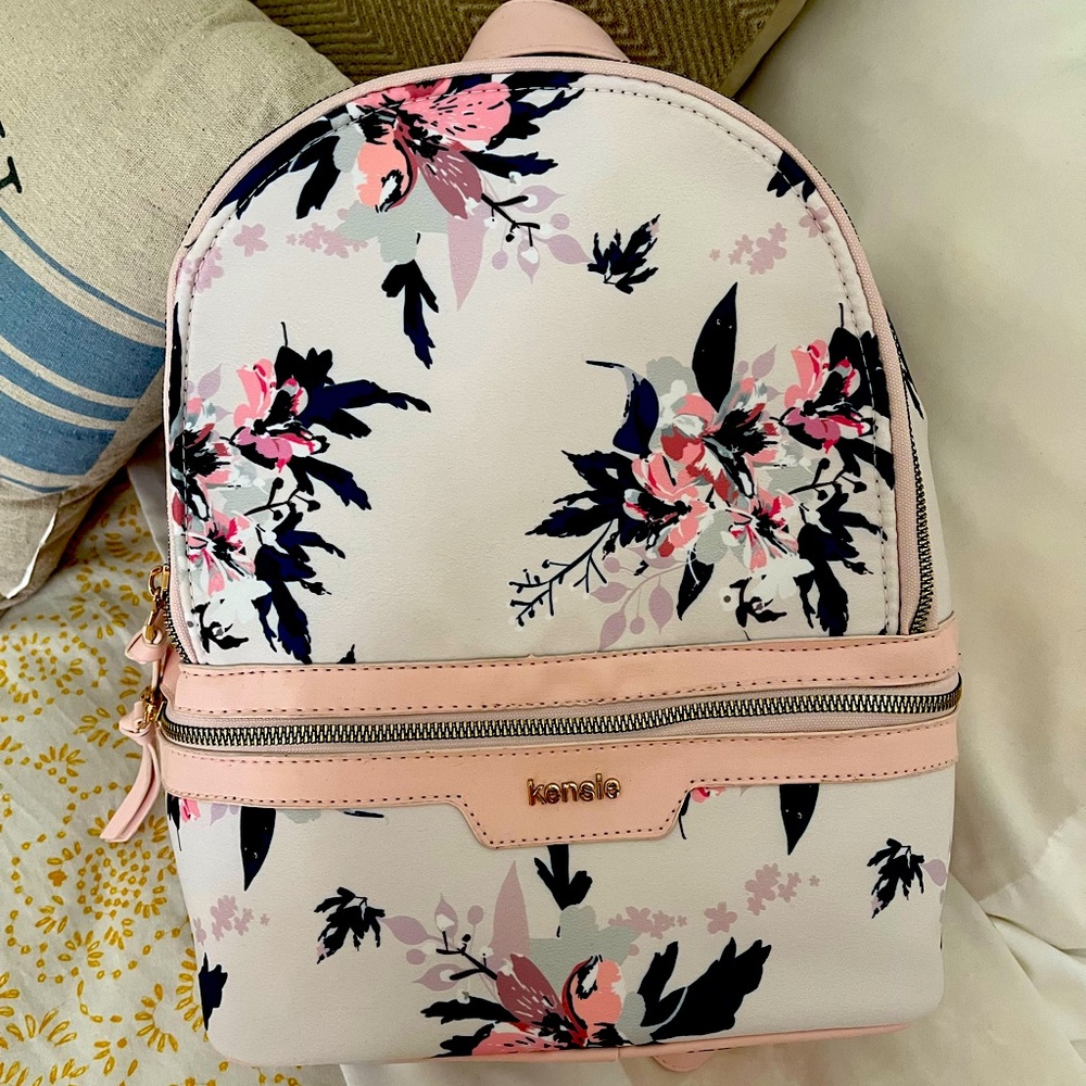 ✨✨Kensie Designer Floral Backpack Purse!✨✨